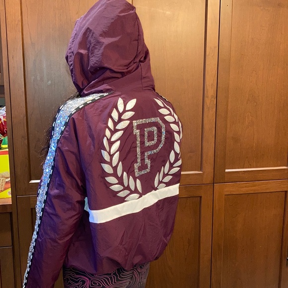 Burgundy wind breaker - Picture 2 of 7